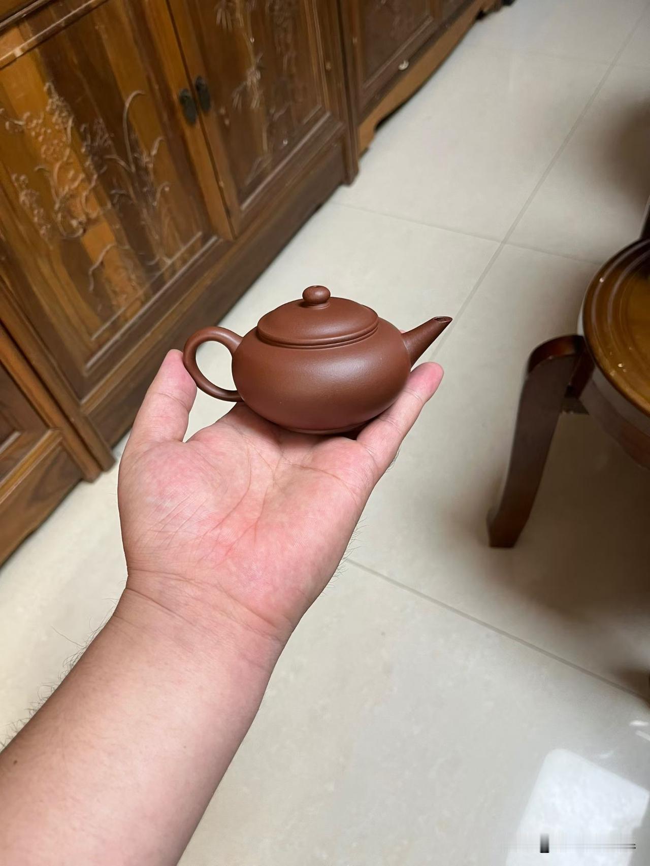 养紫砂壶的人，身上都有一种让人安静的力量我认识老周快十年了。他办公室桌上永远放