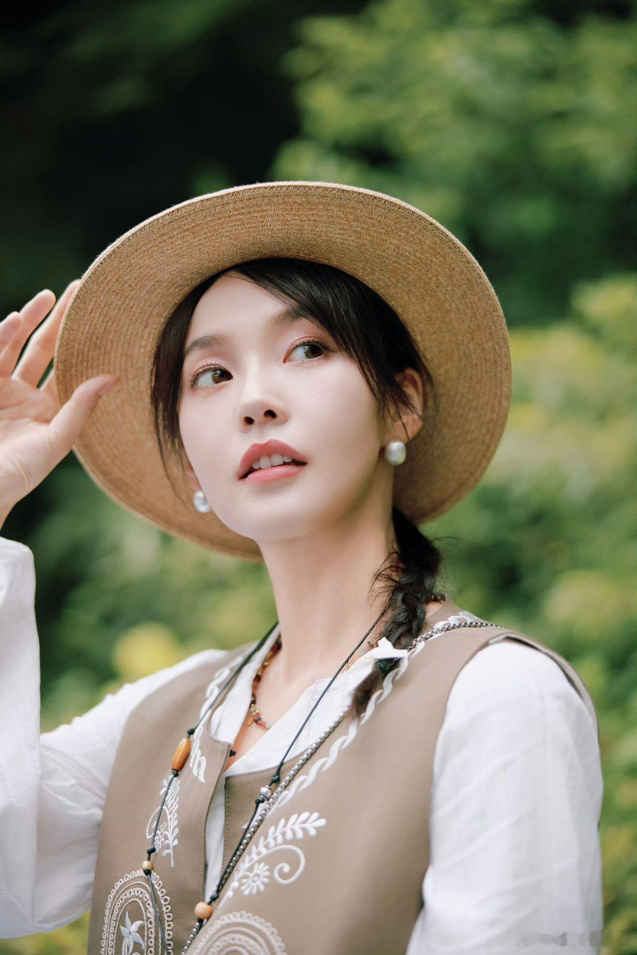 张佳宁身上那种独特的气质，既有姐姐的温暖又有妹感的活力，真的让人忍不住喜欢呀。