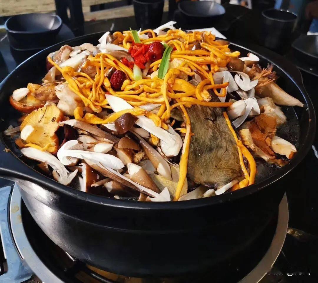 美食家常打卡今年的最后一波菌子火锅！