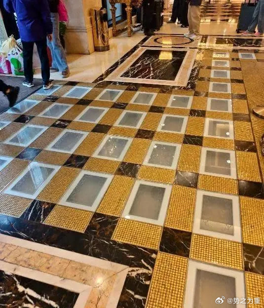 杨受成旗下的澳门英皇娱乐酒店，拆掉大厅标志性的黄金大道。黄金大道由78块1公斤金