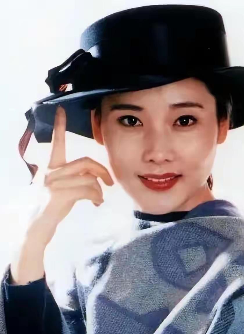 何赛飞当年说要做丁克，现在满屏都是她晒娃的九宫格。有网友翻了她最近半年的微博