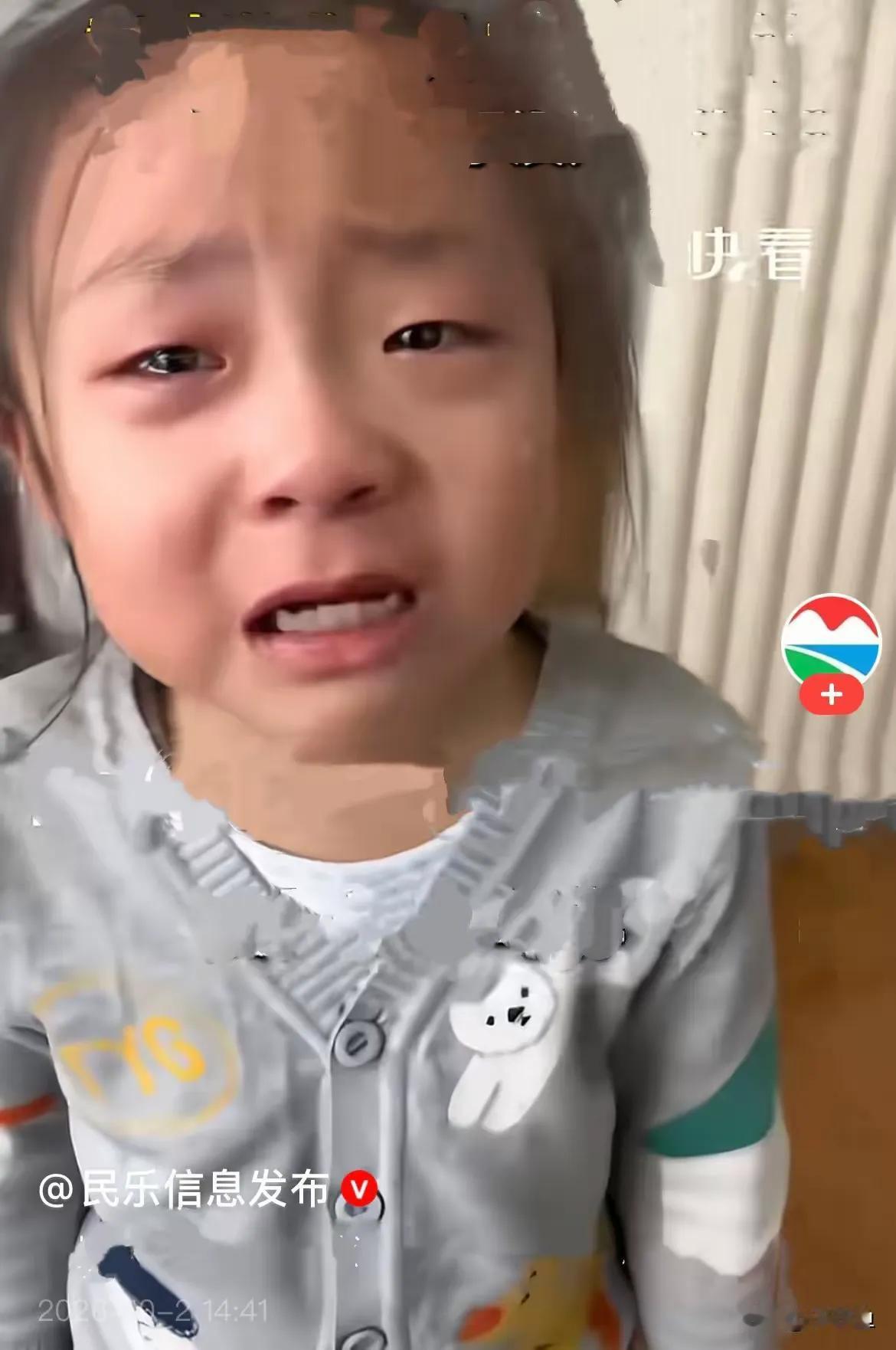 近日，山东一乖巧可爱的小女孩正安安静静认真写作业，结果妈妈故意上前“捣乱劝停”，