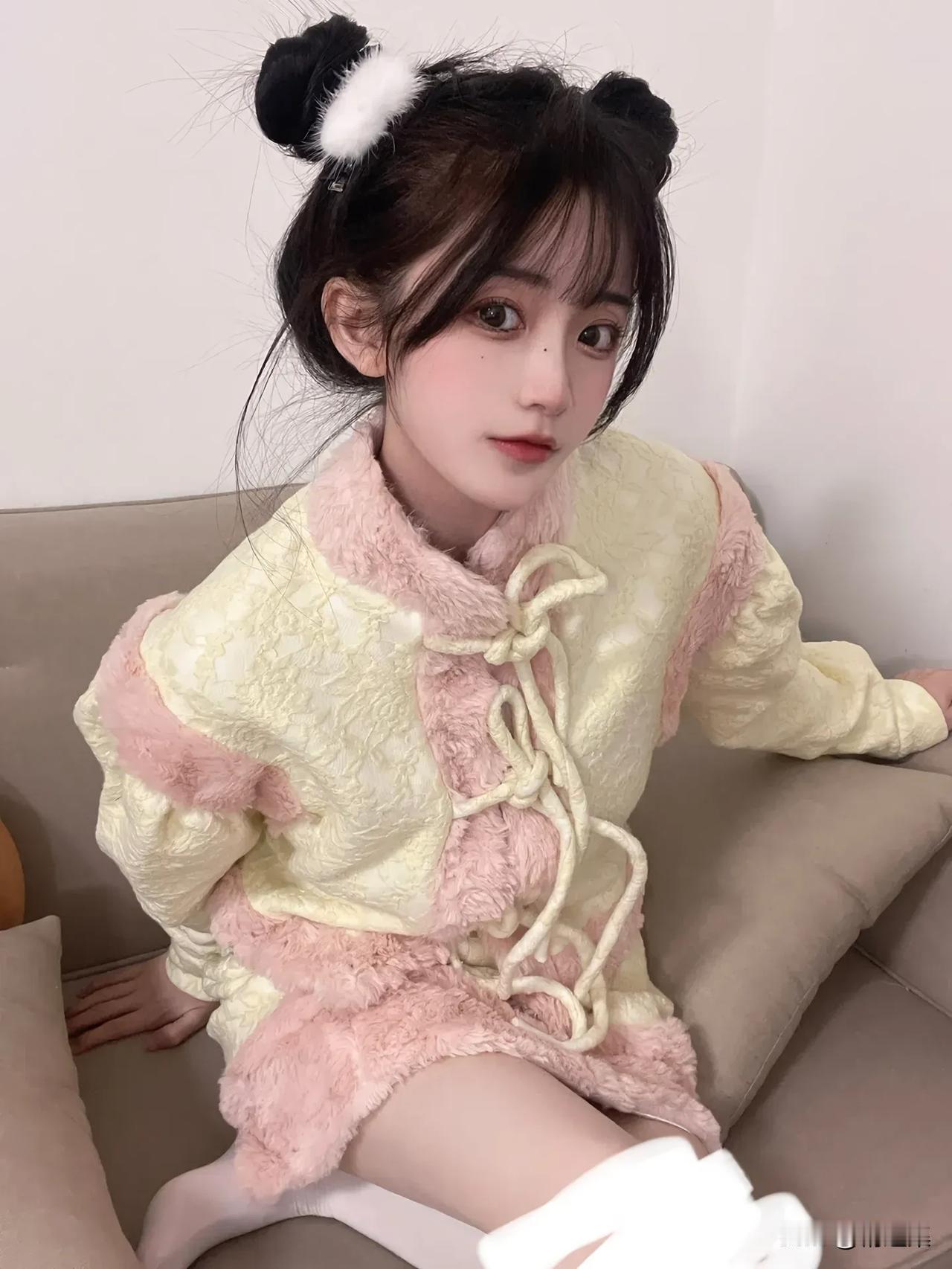 萌系少女心，可爱双丸子头，软糯毛衣，甜美比心💖