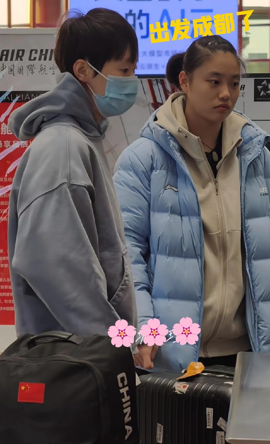 担心多日的王曼昱出发成都了！这次好妹妹徐弈又在身旁陪伴着！看的这一幕真的好感