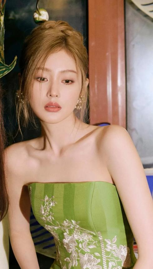 张天爱身着绿色小马甲，于朦胧雨夜惊艳亮相。抹胸设计勾勒曼妙肩颈，精致刺绣似春日繁