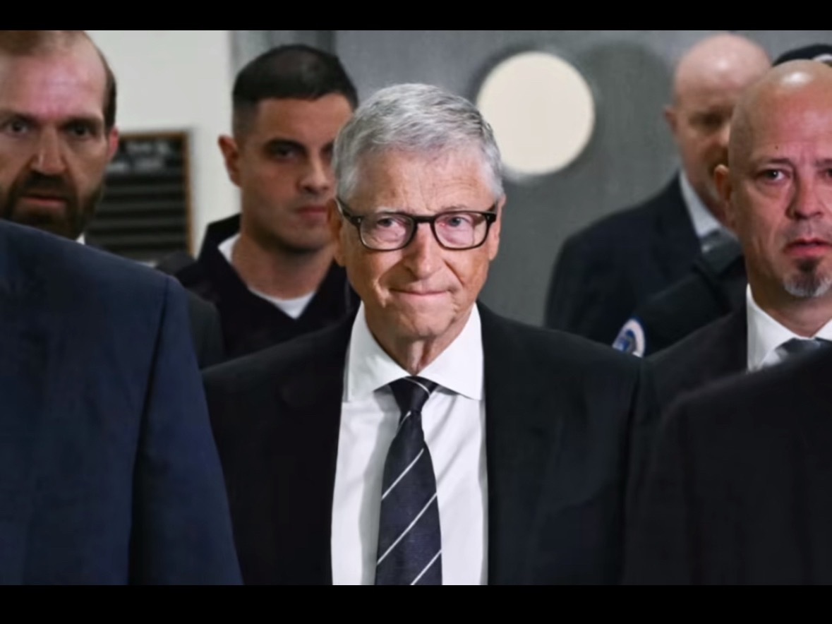 黄仁勋和比尔盖茨，同一天，两个完全相反的信号。老黄在财报电话会上喊“AI已抵达产