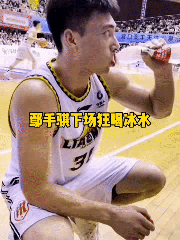 鄢手骐在辽宁男篮热身赛上要被球迷骂个底朝天，主要原因还是失误太多，一味的浪投，投