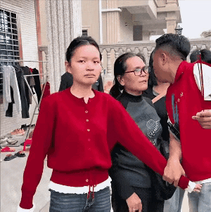 小妈祖哭着上了轿，让人敬畏的仪式变成了一场闹剧，如果妈祖有灵，一定会很难过。小