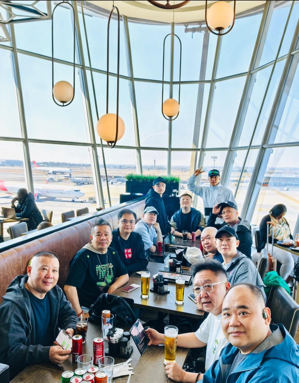 在这种等级森严的相声团体里是不是出去玩都得师父前师父后的…[笑着哭]这帮人一看就