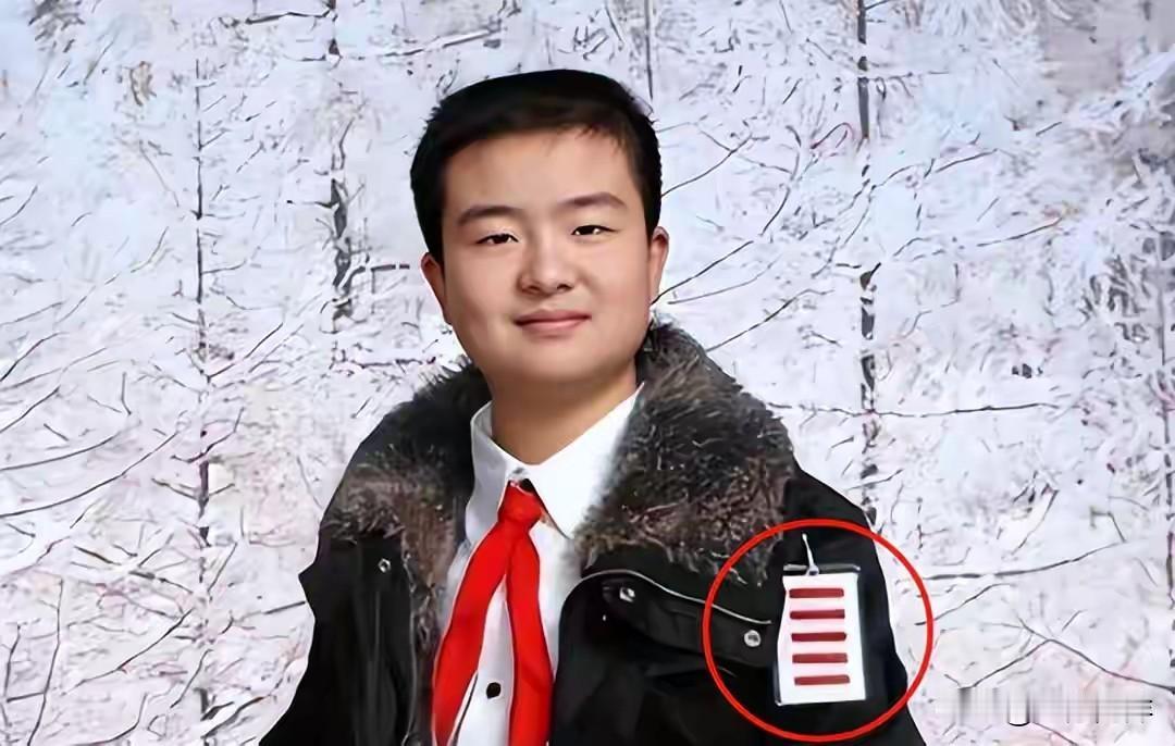 长大后的“五道杠”少年，仍然吃着政治饭。他2016年高考后，成绩不理想