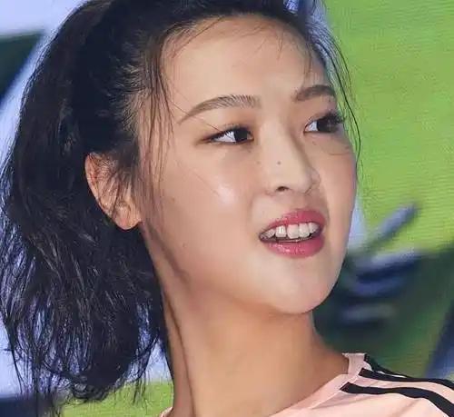 2018年，“排球女神”惠若琪如愿嫁给了“北大才子”杨臻博。但是婚后两年，两人却