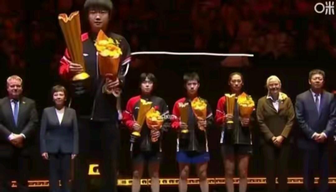 莎莎这张冠军照快被网友们玩坏了[大笑]。咱莎个子小一些就是小手办，就被网友们调