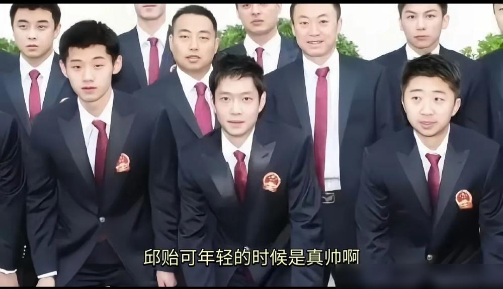 都以为孙颖莎登顶是天赋，没人知道背后那个男人，曾是灌8瓶啤酒、气疯刘国梁的国乒第