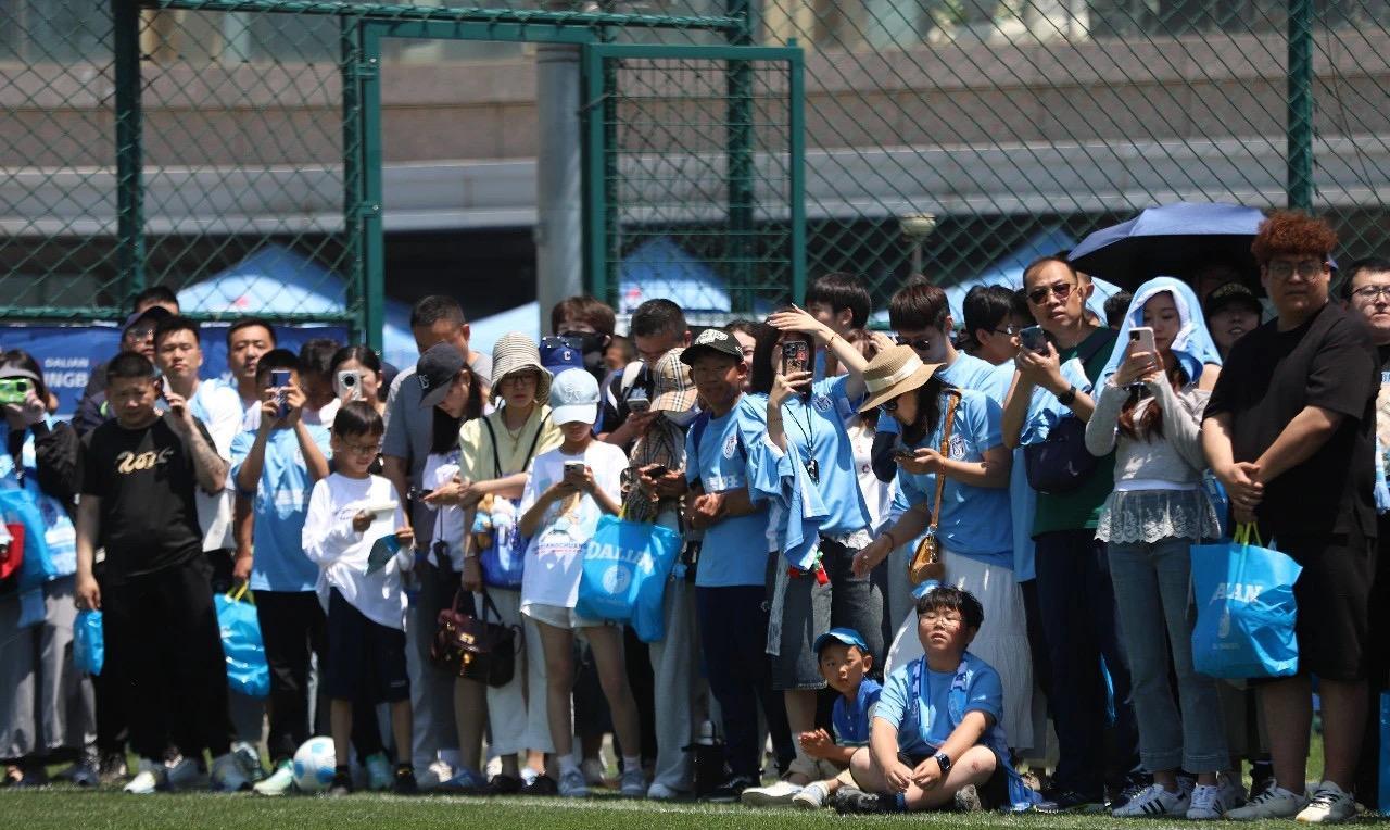大连这座城市大概有多少球迷呢？大连英博俱乐部总经理陈东透露，700万人口中大概3