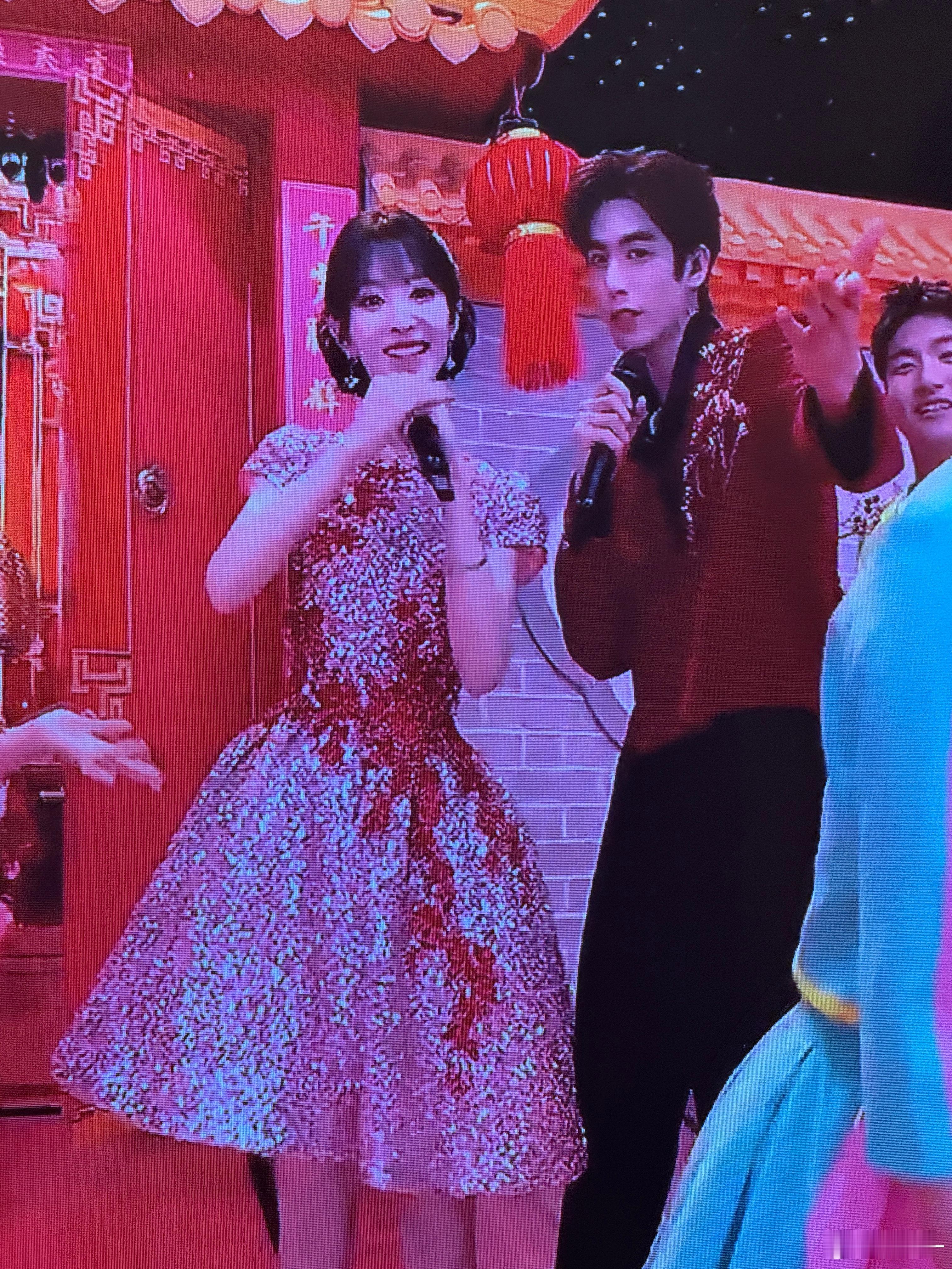 春晚！谢谢你12点一过让我看大美女大帅哥！！！宋威龙太帅啦！！嘴角上扬！太会啦