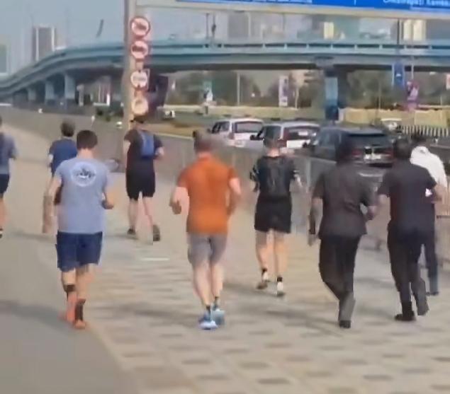 马克龙在印度孟买滨海大道晨跑这一幕，让印度网友兴奋不已！安保人员围在周围，毕