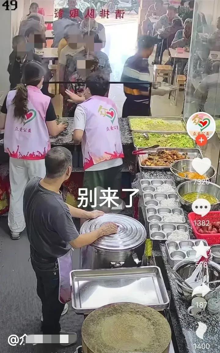 公益食堂被质疑成本低，我忍了义工遭网暴眼神凶狠，我也忍了，但看到70