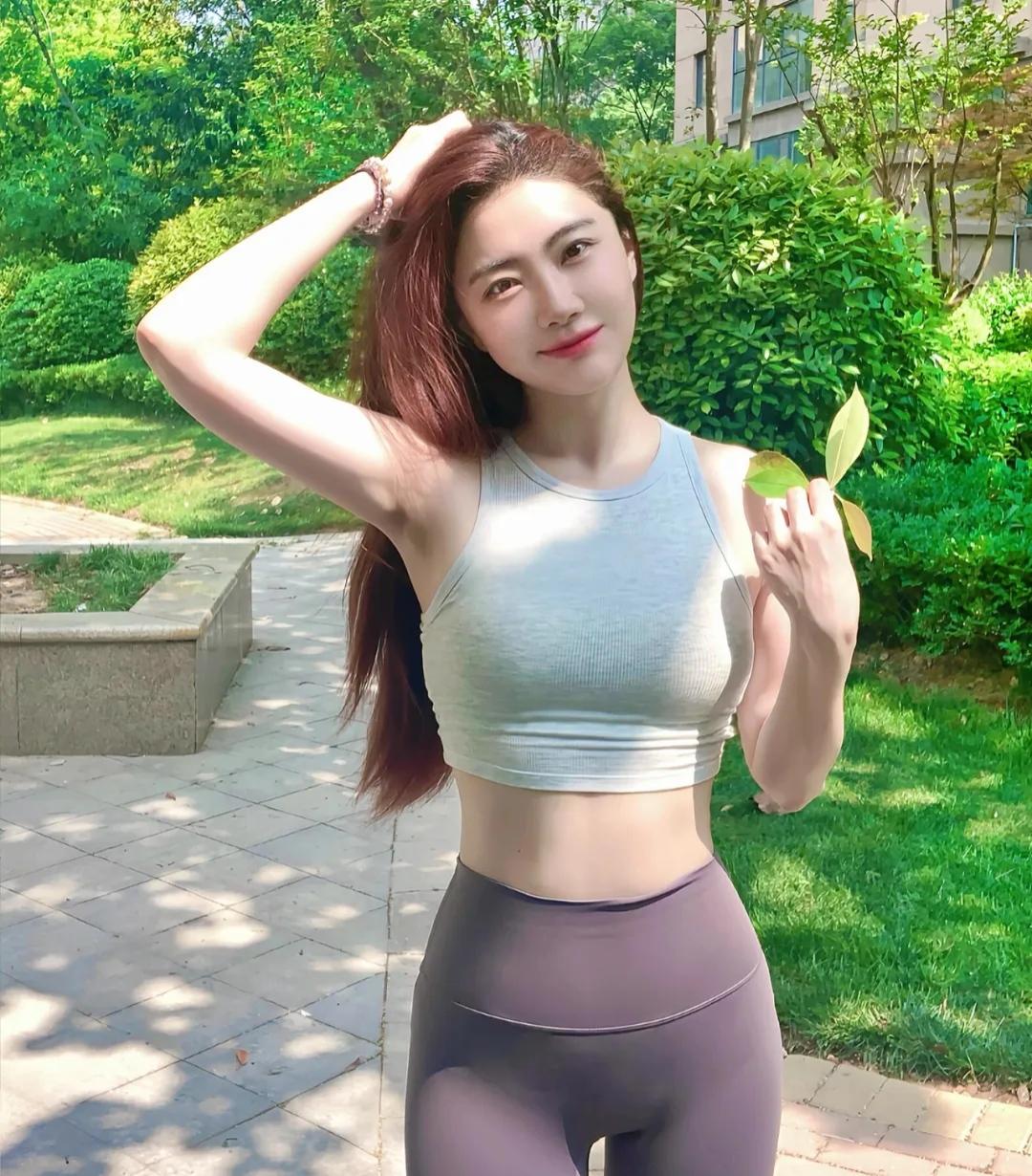 运动女生拍照，分享9个动作，大方漂亮，阳光好看身材好!