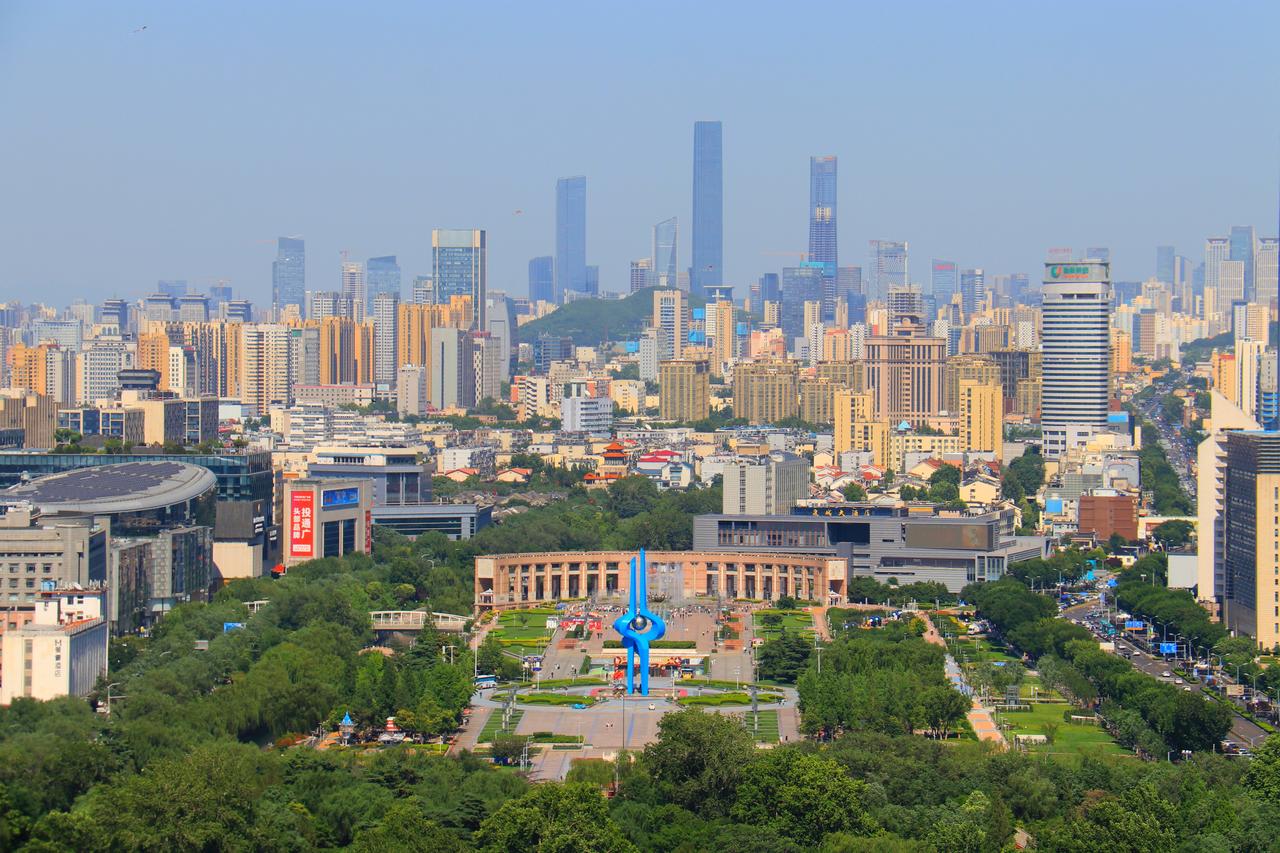 高楼群：济南城市新景观！图1：在老城区向东望，近处的泉城广场以及远处的中央商务