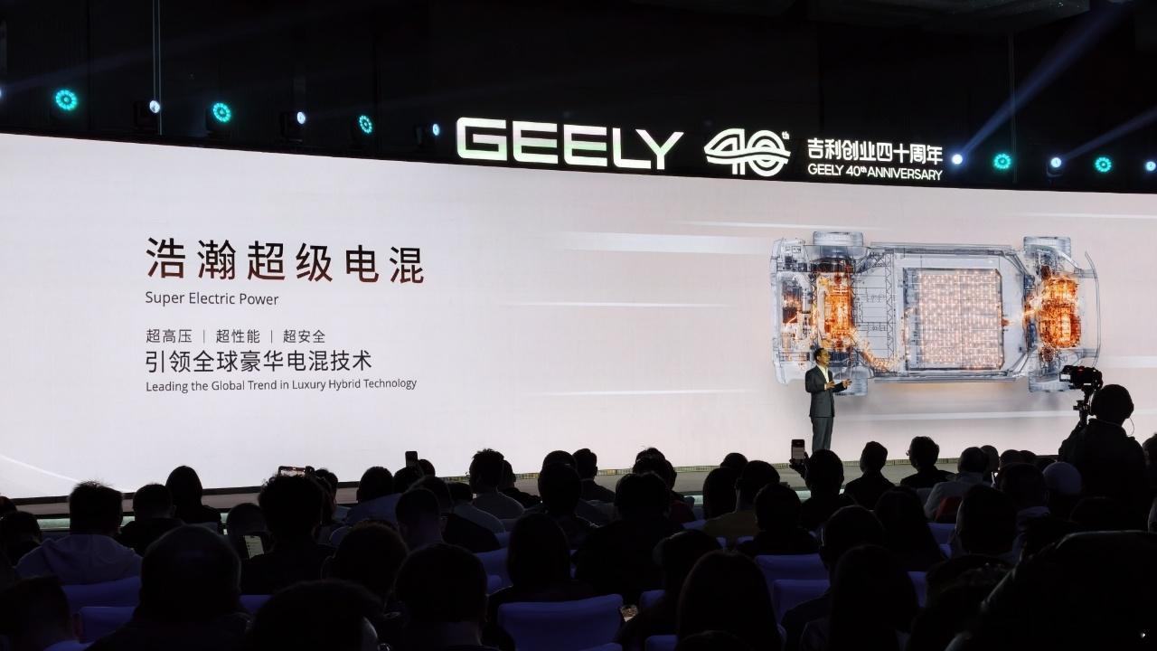 混动有两种，一个是插混一个是油混。能看出来吉利是要在混动上发力了，动力上强调一个