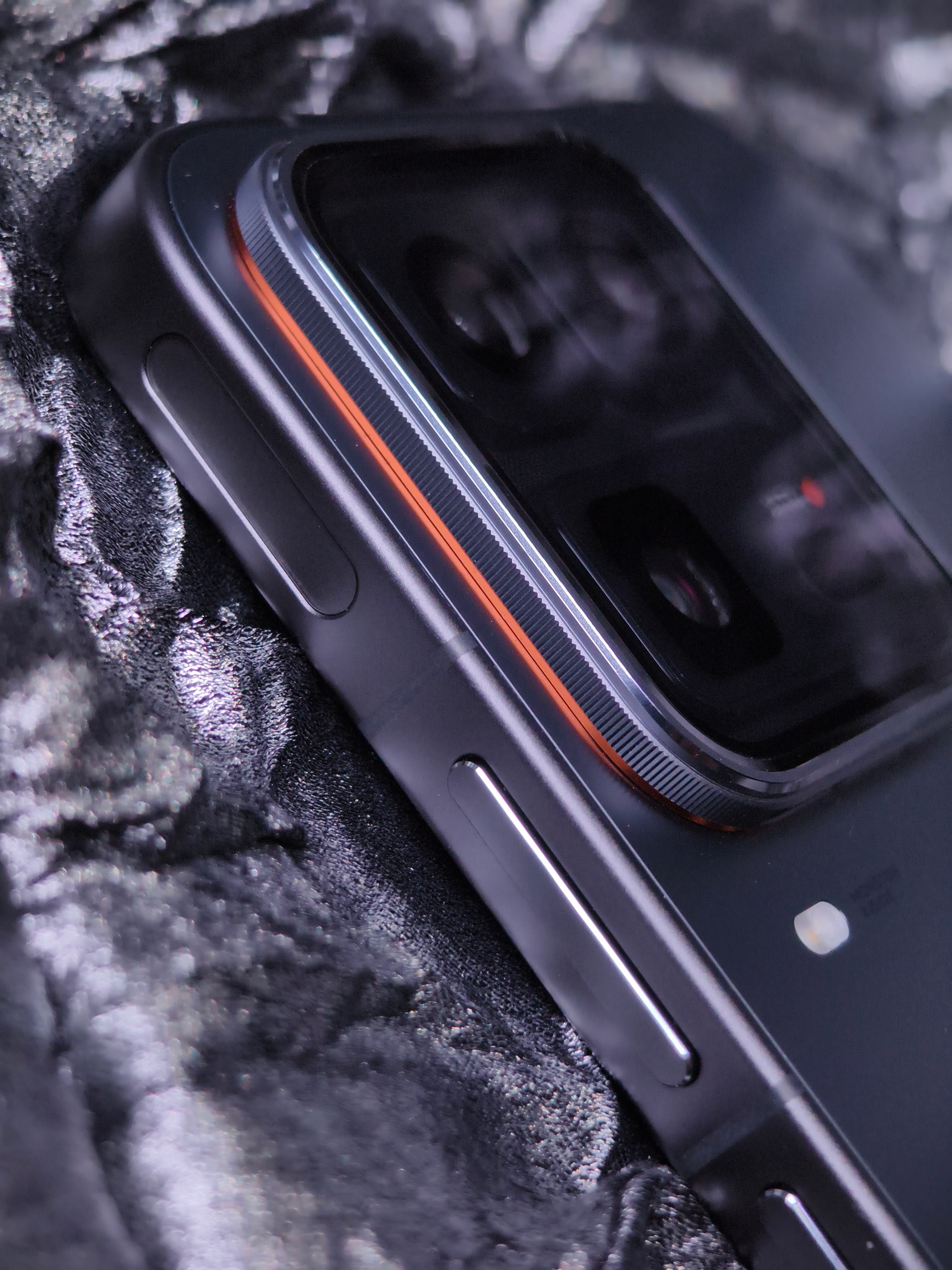 iQOO15Ultra今晚就发布了，目前能带大家看看外观细节，整体科幻感氛