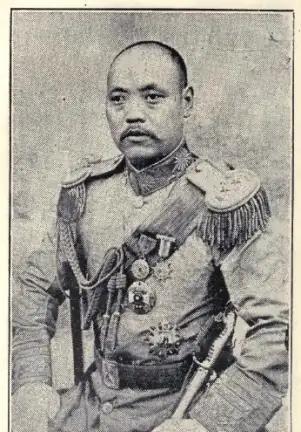 1892年冬天，山东济州，街头冷风直灌，知府潘守廉刚巡视回来，马车缓缓过街，一眼