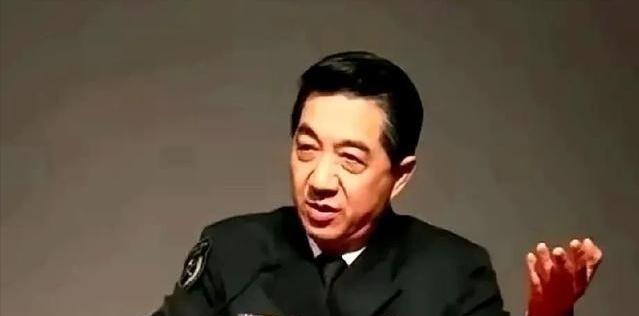 谢谢你张召忠！你真是伟大的预言家！2015年你就说过：“美国啥也不干，让东方大国