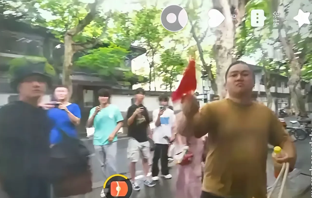 此人居心叵测[捂脸哭]“馆长”来杭州，至少是客人。中国人历来讲究“