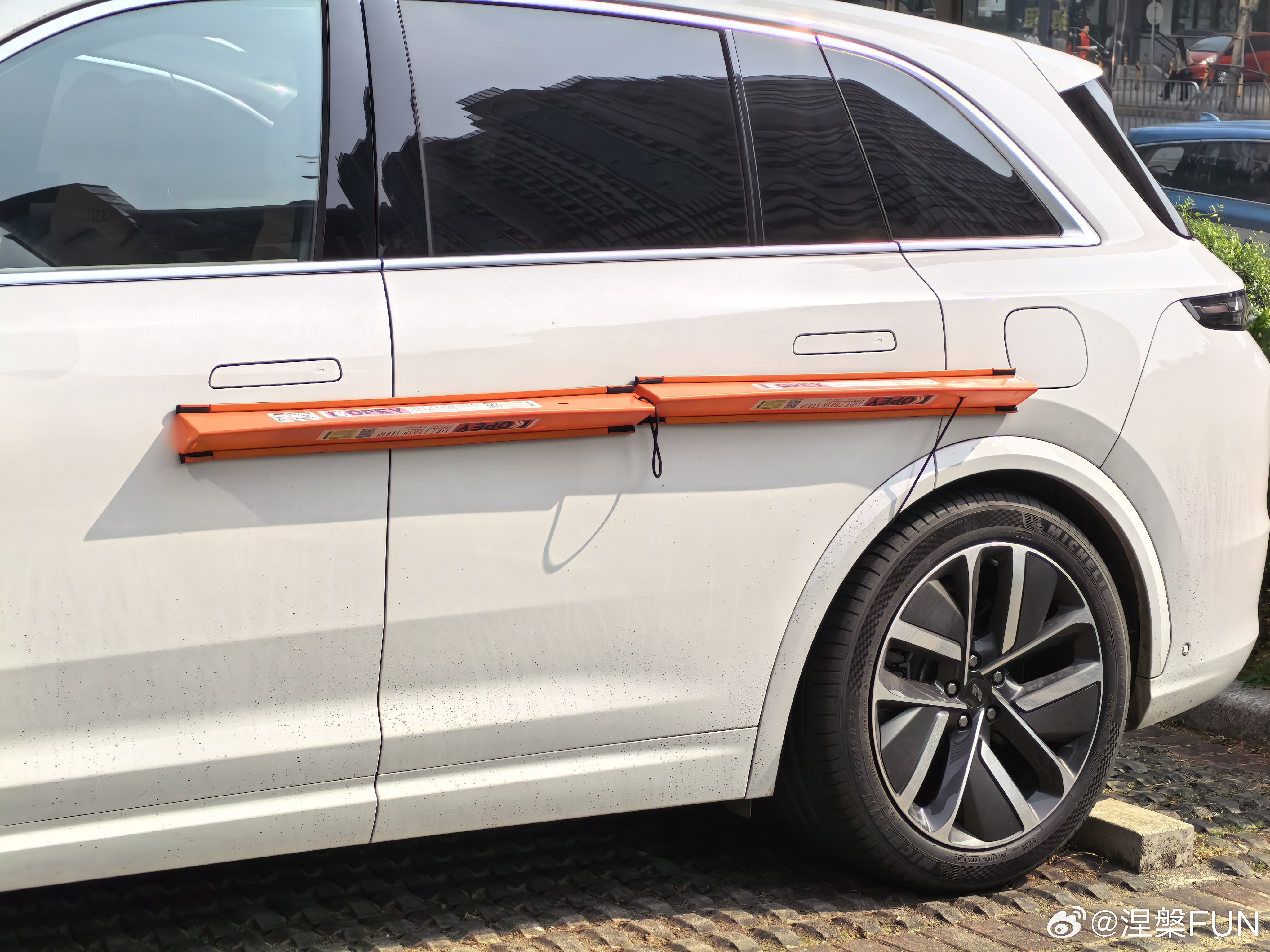 这位理想车主很心疼车啊，贴了这么长的防撞条，看样子没少碰过开门杀。你们会买这么长