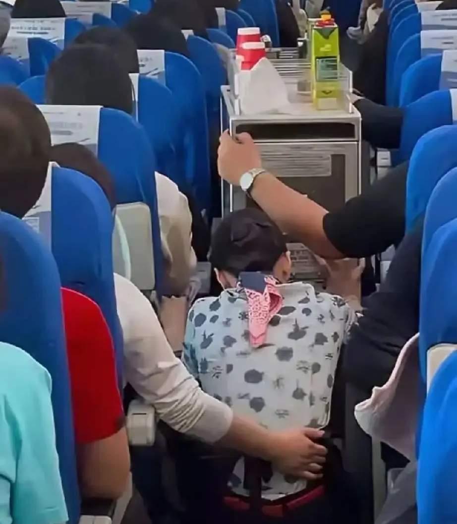 我问在航空公司上班的表姐，为什么这名空姐，为了让乘客原谅，甚至不惜下跪？她无
