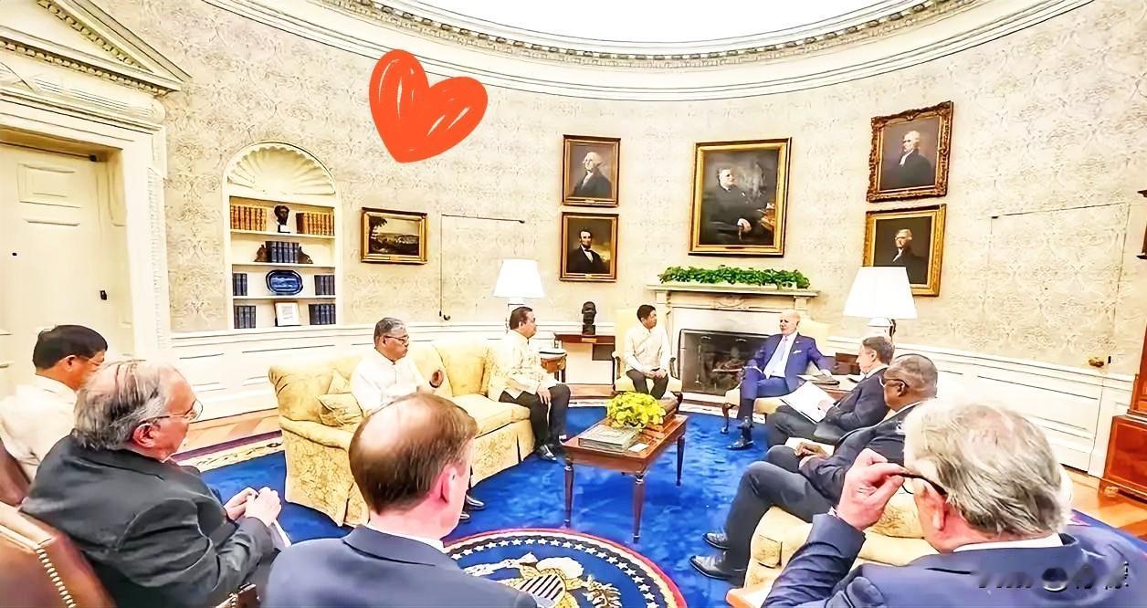 十几名菲律宾议员对着镜头，指名道姓地痛骂中国大使，唾沫星子横飞，话里带的脏字