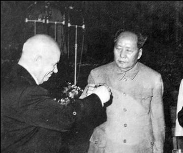1958年，毛主席当面怒骂赫鲁晓夫，还瞪了他一眼。反应过来的赫鲁晓夫低声问自己的