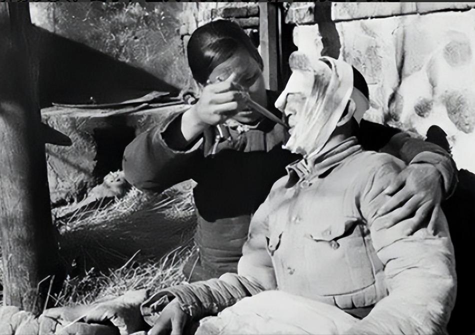 1940年，新四军政委蔡永受伤，危急关头，一年轻少女假扮他的妻子，把他藏