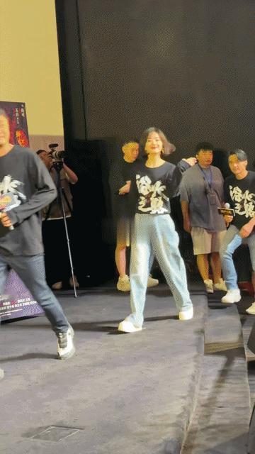 冯德伦在娱乐圈的地位可远远不及老婆舒淇，肖央推让赵丽颖坐C位，但完全没有跟冯德伦