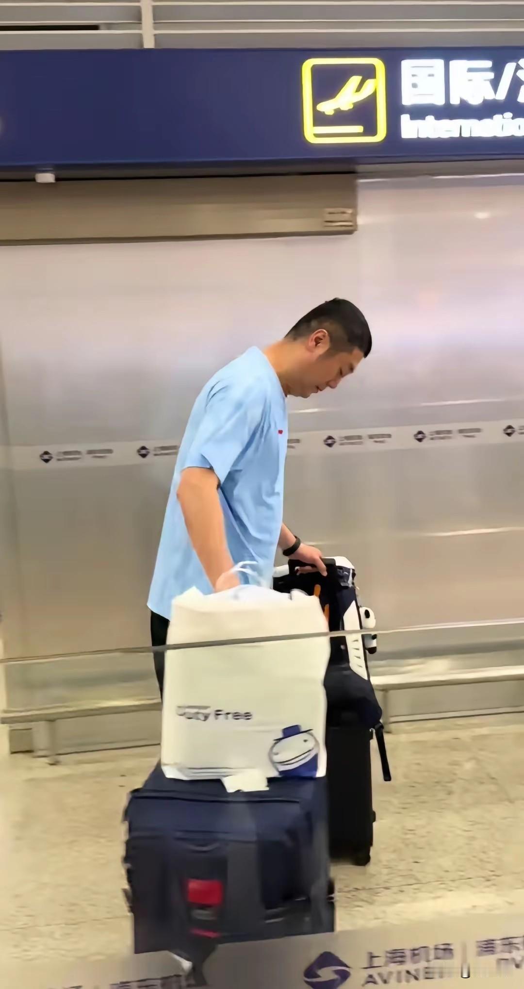 赵勇还是比较低调的。在带领中国成年女排拿到第1个洲际冠军后回国，刚下飞机面对各路