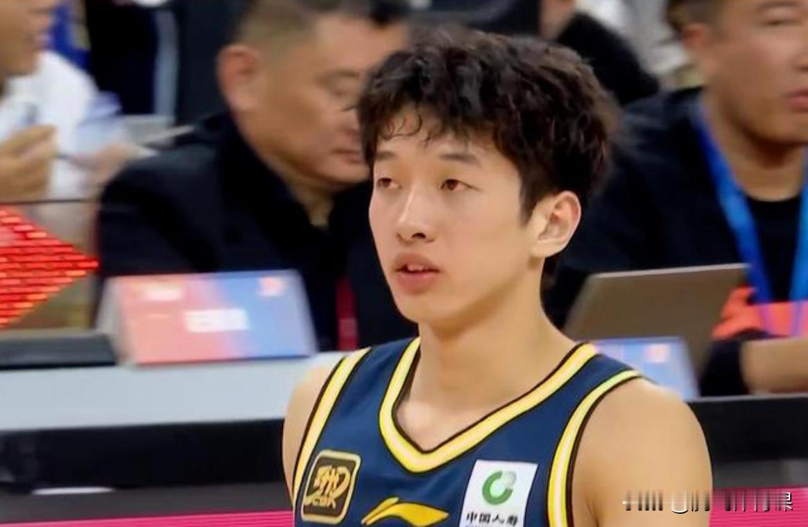 杨溢应专注投篮训练和提高防守强度！杨溢19岁(与陈家政同年)身高1.76