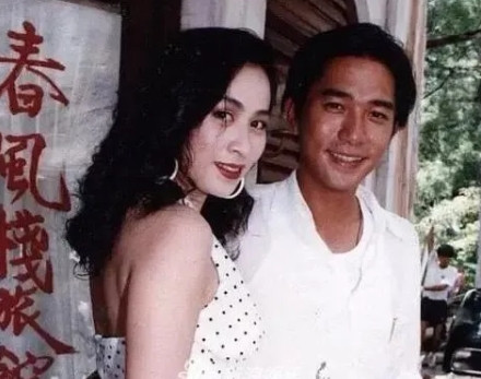 2015年，胡军儿子过生日，刘嘉玲想认他为干儿子，胡军立马就答应了，还让儿子跪下