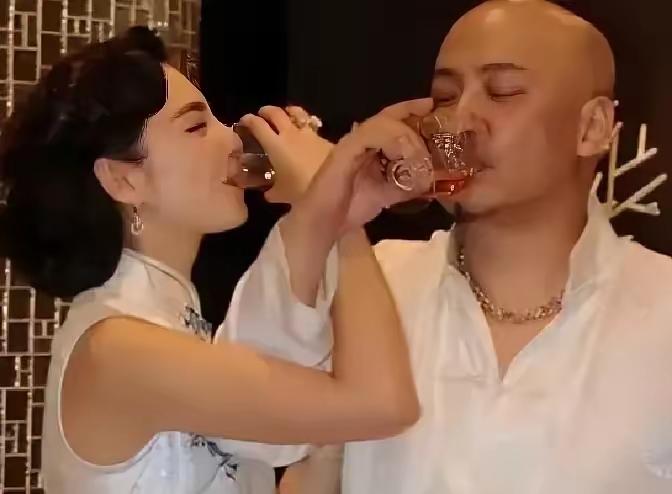 2011年，王全安没有顾及女友余男已经怀孕，私下约张雨绮一起吃饭。两人都喝了不少