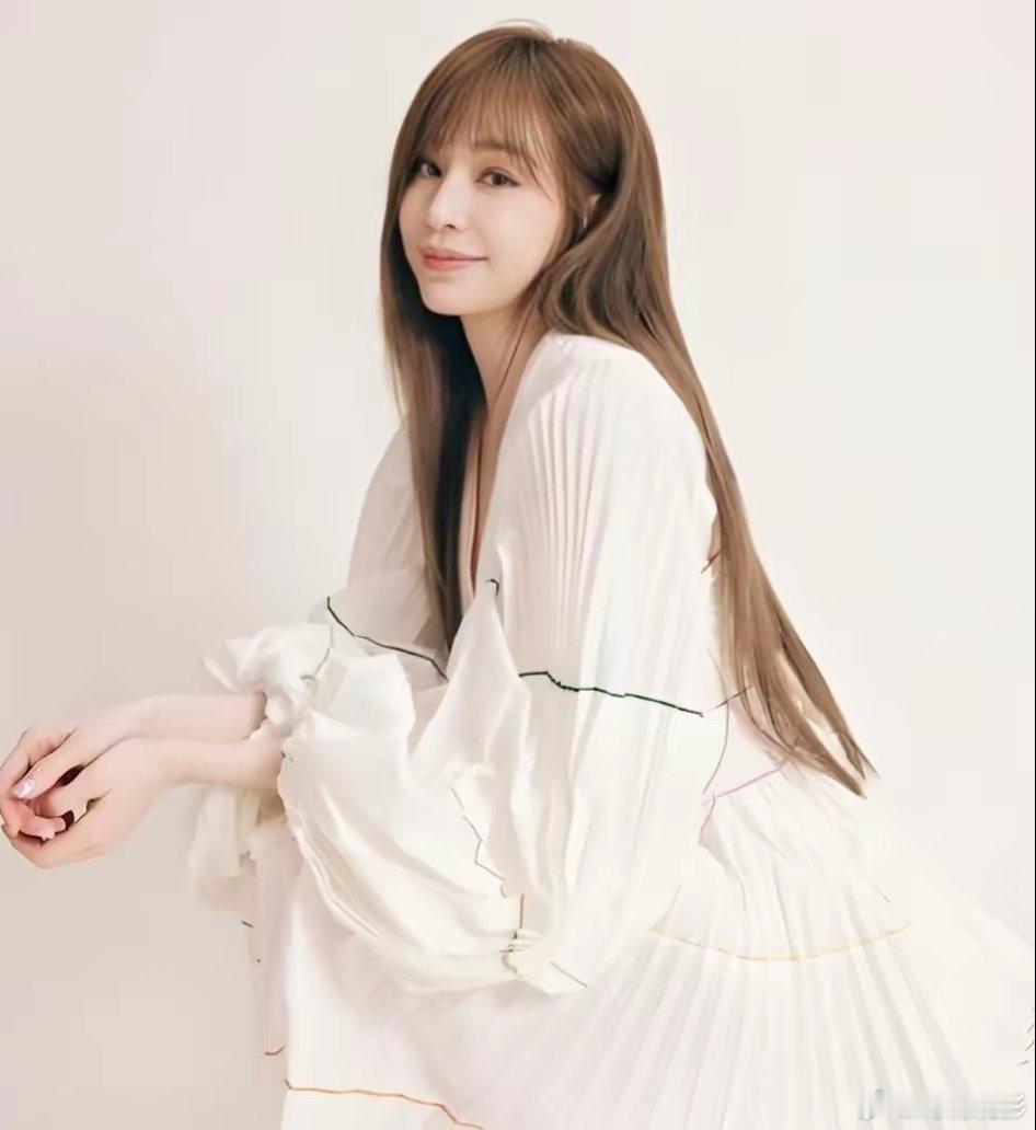 主持人问43岁的王心凌:“你会结婚生子吗？”王心凌不假思索就说:“会！”主持人又