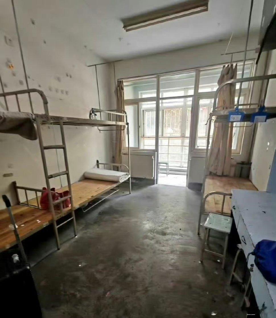 据说这是青岛大学宿舍，同学们说山东高校百分之九十都是这样的，这个宿舍在青大已经算