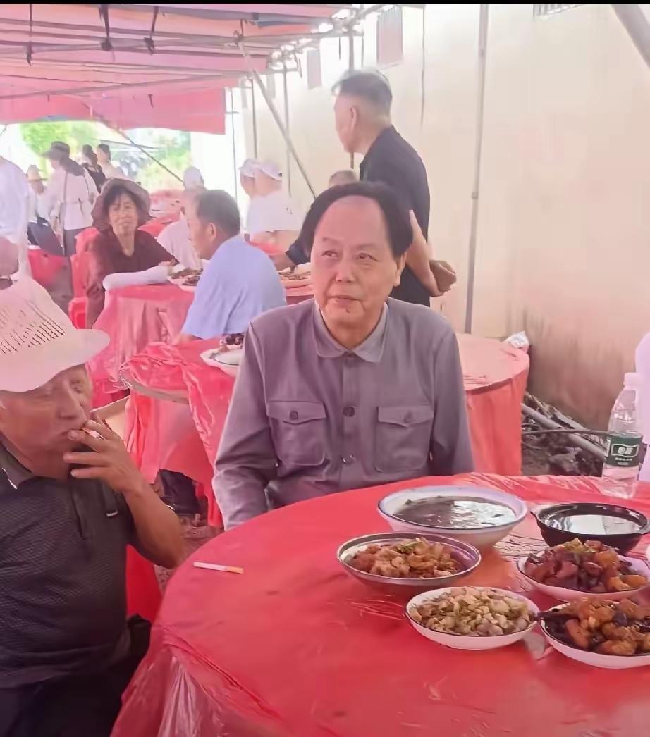 有人说这个人像毛主席，你们看着像吗？不是吹牛，世界上没有任何一个人能够模仿得像