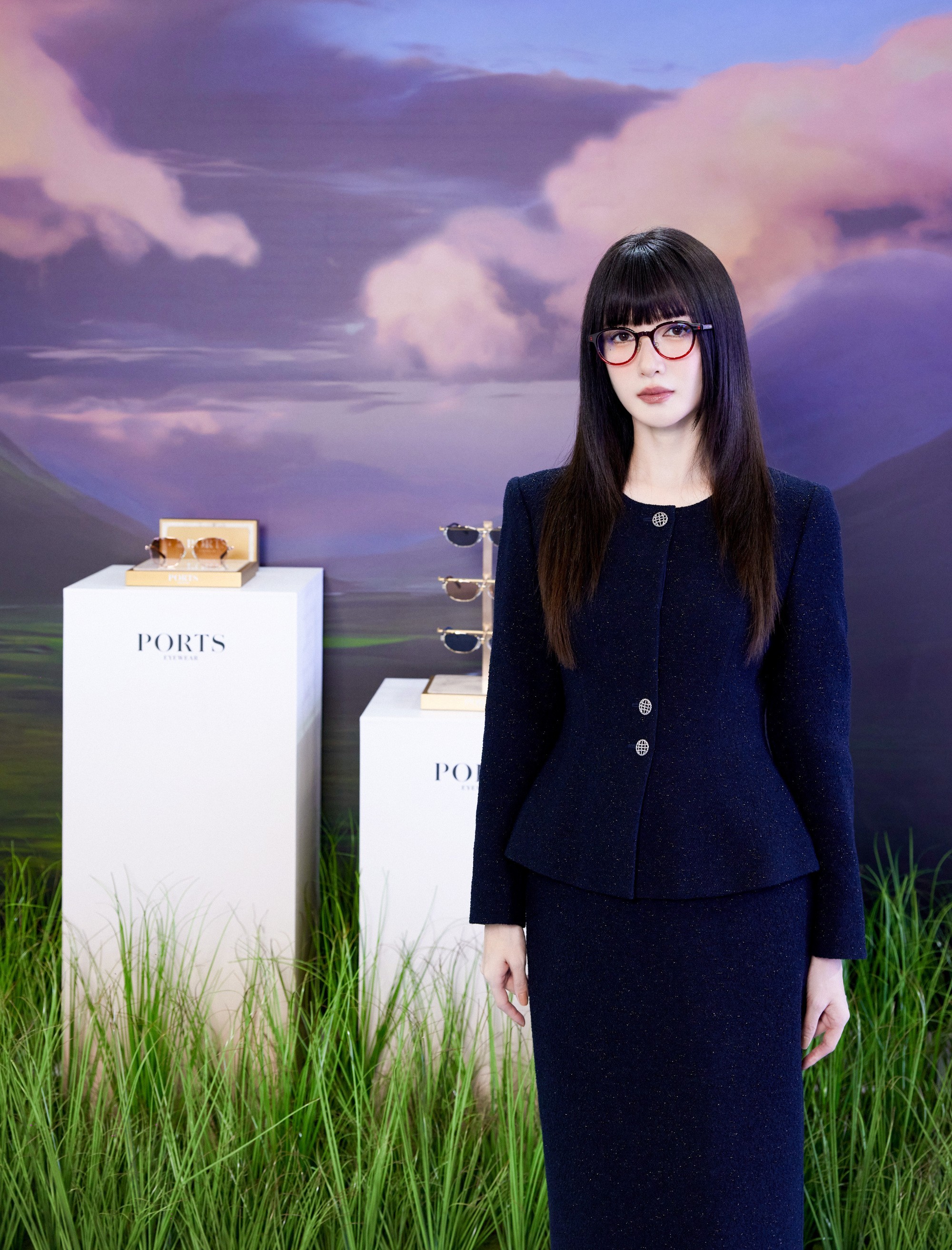 江疏影以齐刘海+黑框眼镜的全新造型亮相PORTS活动，搭配黑色短裙与丝袜，风格酷