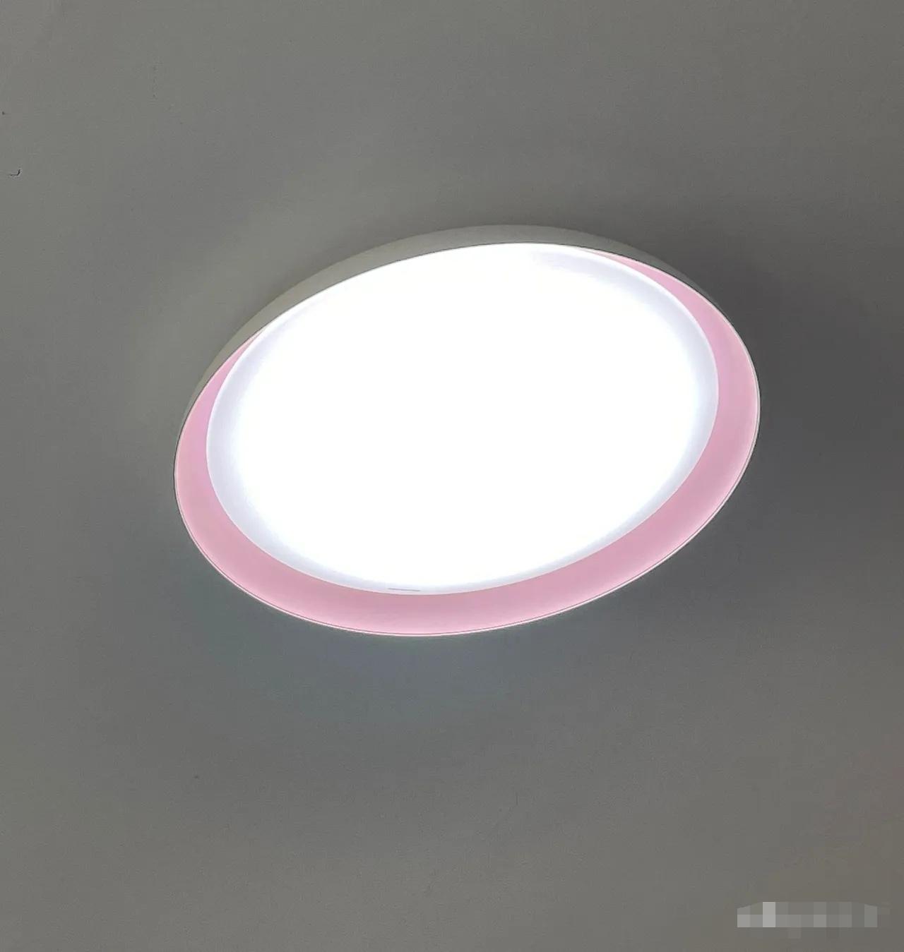 深夜里关了灯，有人觉得身边是谁都差不多。说这话的时候，大概是从未在黑暗中真正