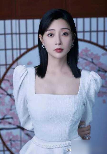 46岁殷桃生图：一边封神一边被骂你刚存完殷桃直角肩的生图，转头就刷到有人骂她