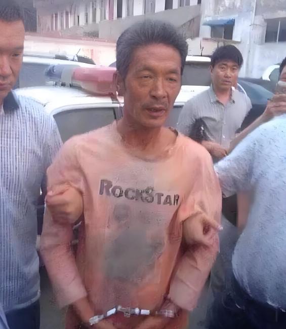 2003年山西农村14岁小姑娘，长辈装老实把女孩骗到了地下室，一老一少就在地下室