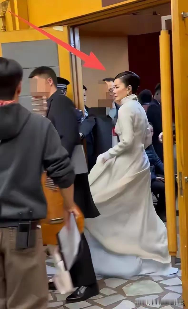 王菲春晚演唱后，在台下的素颜照，王菲真的57了吗？看她的素颜照和年龄还是很相符的