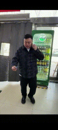 万万没有想到，河南，一小伙因饭卡里没钱了，便让爸爸来学校给他充饭卡，可见爸爸充好