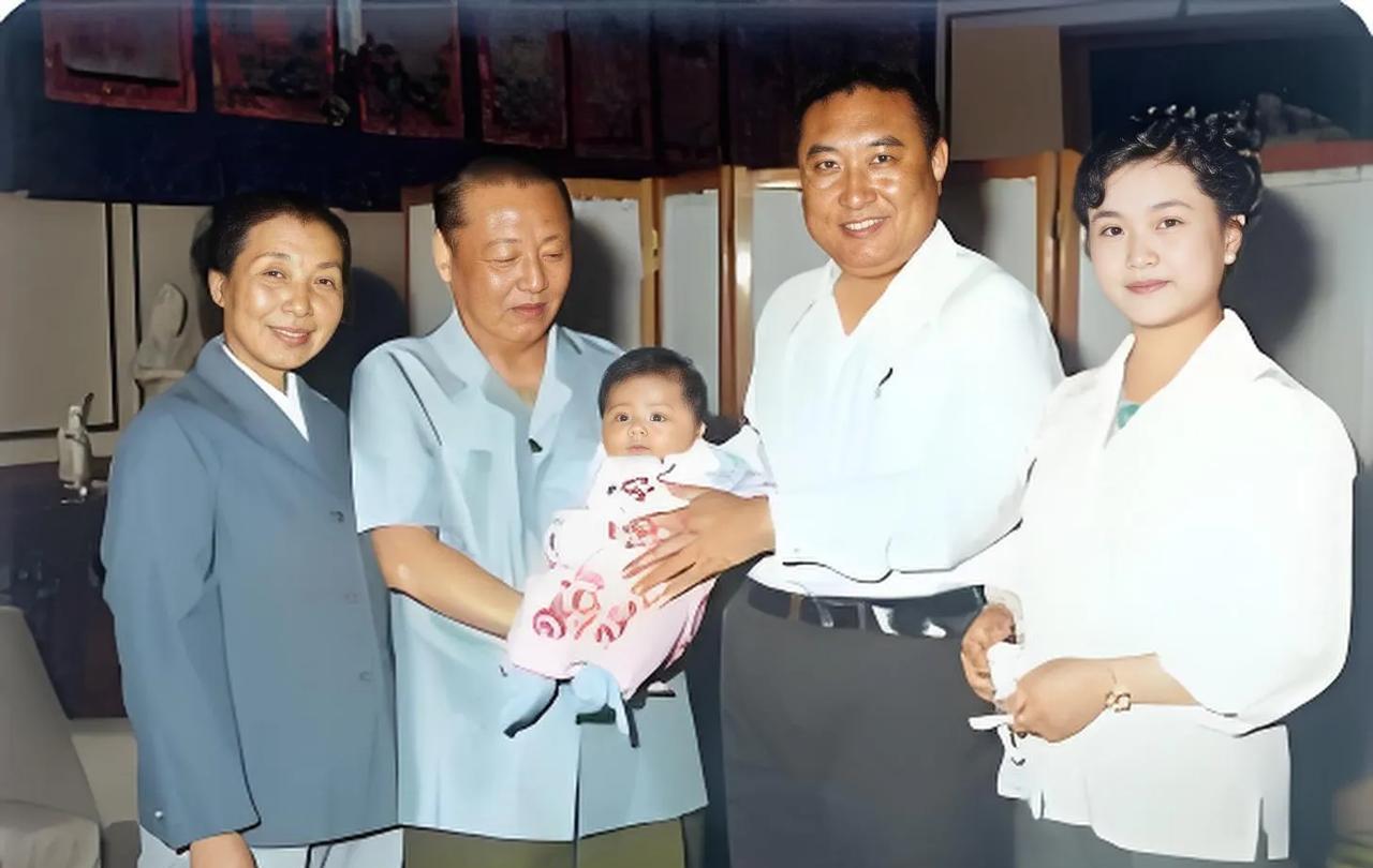 十世班禅确吉坚赞的全家福，他的妻子叫做李洁，是开国上将董其武的外孙女，这是夫妻二