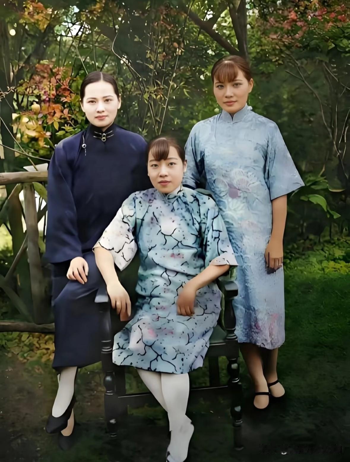 这是1925年，历史上大名鼎鼎的“宋氏三姐妹”宋庆龄、宋霭龄、宋美龄在杭州的一张