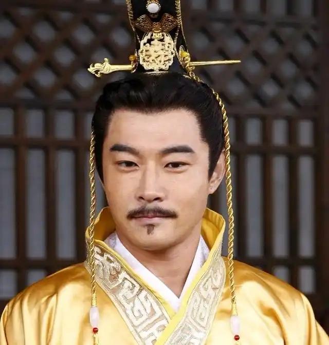 后世推崇李世民千古明君，贞观之治名扬千古，可正史玄武门之变血淋淋残酷。他亲手射杀